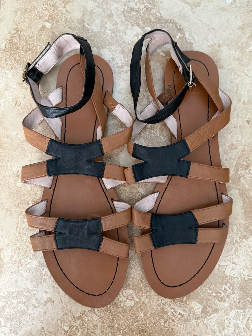 Vince Camuto Tan and Black leather sandals. Gladiator. Size 8.5